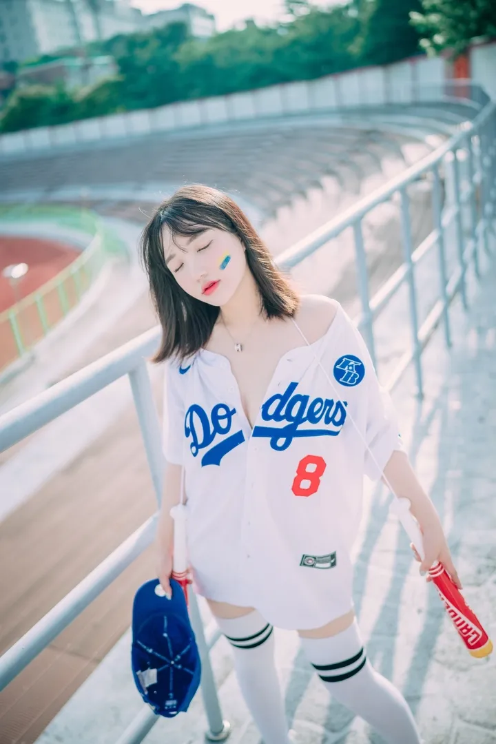 Son Ye-Eun Cheer Up in the Summer